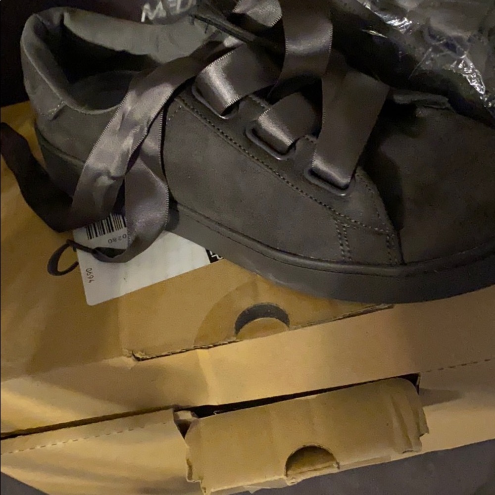 Tennis shoes
